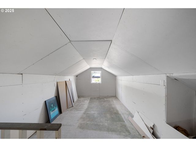 2111 GREENWOOD Ave, Reedsport, OR 97467