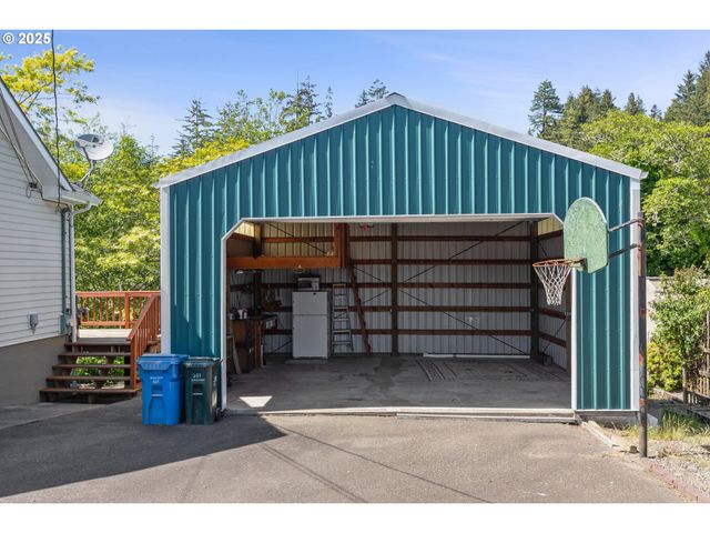 2111 GREENWOOD Ave, Reedsport, OR 97467