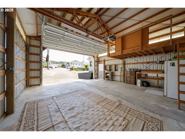 2111 GREENWOOD Ave, Reedsport, OR 97467