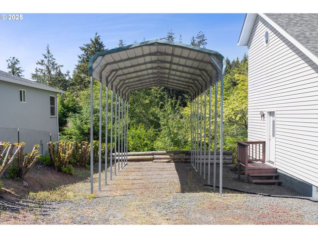 2111 GREENWOOD Ave, Reedsport, OR 97467