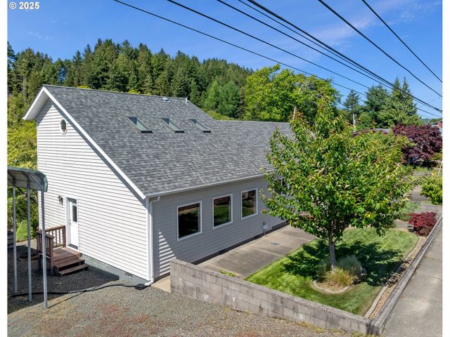 2111 GREENWOOD Ave, Reedsport, OR 97467