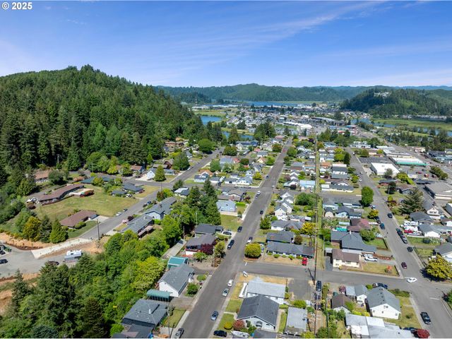 2111 GREENWOOD Ave, Reedsport, OR 97467