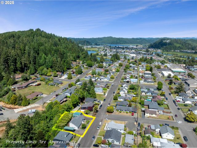 2111 GREENWOOD Ave, Reedsport, OR 97467