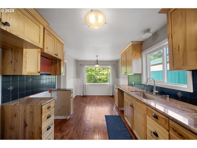 2111 GREENWOOD Ave, Reedsport, OR 97467