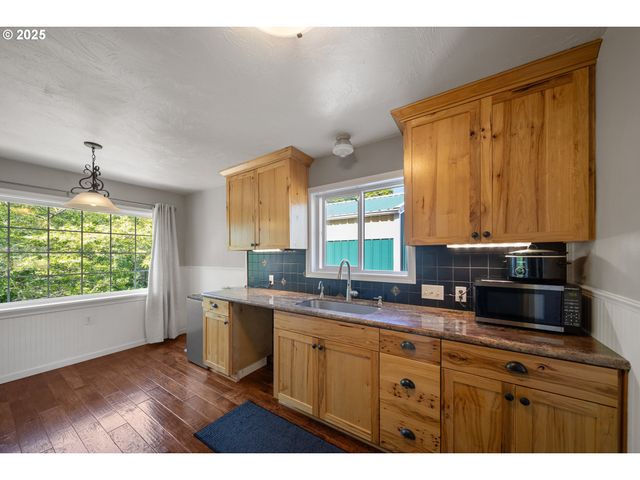 2111 GREENWOOD Ave, Reedsport, OR 97467