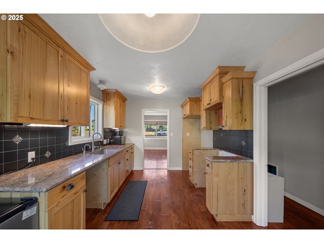 2111 GREENWOOD Ave, Reedsport, OR 97467