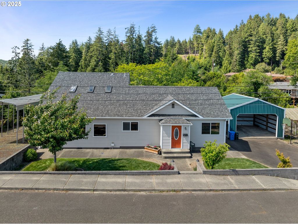 2111 GREENWOOD Ave, Reedsport, OR 97467