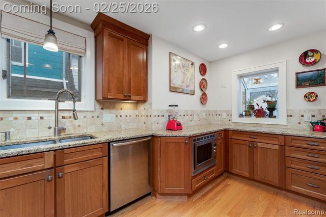 703 W Lewiston Avenue, Ferndale, MI 48220