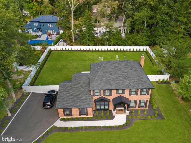 9 WOOD LAKE CT, North Brunswick, NJ 08902