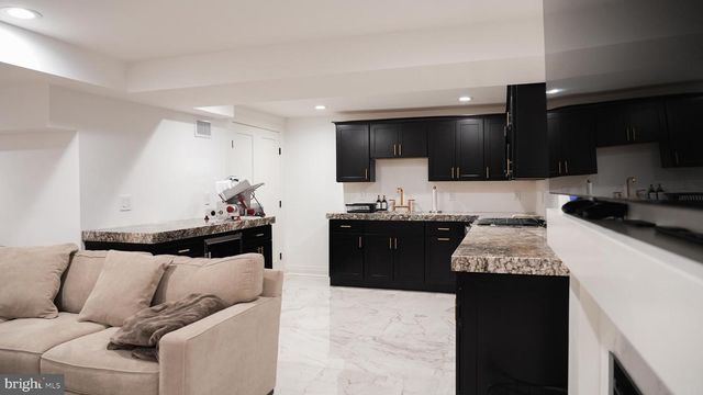 9 WOOD LAKE CT, North Brunswick, NJ 08902