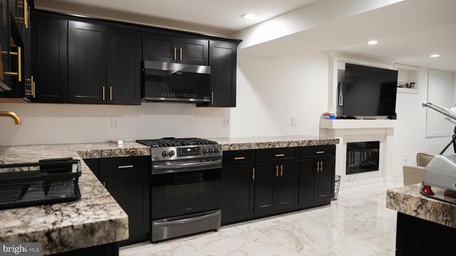 9 WOOD LAKE CT, North Brunswick, NJ 08902