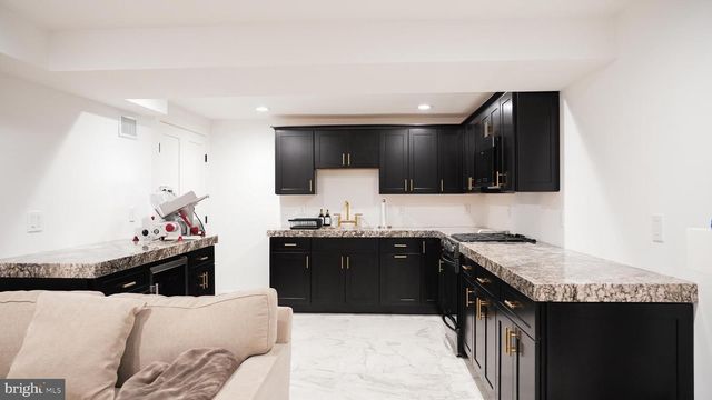 9 WOOD LAKE CT, North Brunswick, NJ 08902