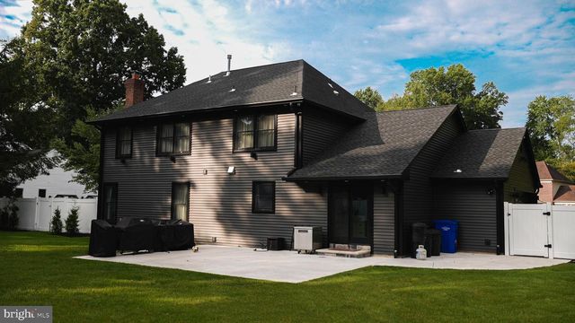 9 WOOD LAKE CT, North Brunswick, NJ 08902