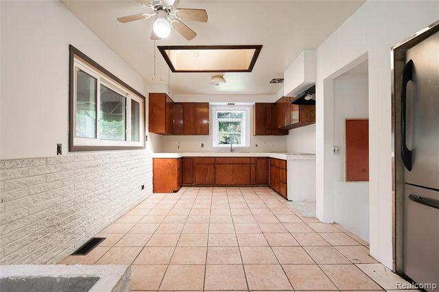 3988 Dill Drive, Waterford, MI 48329