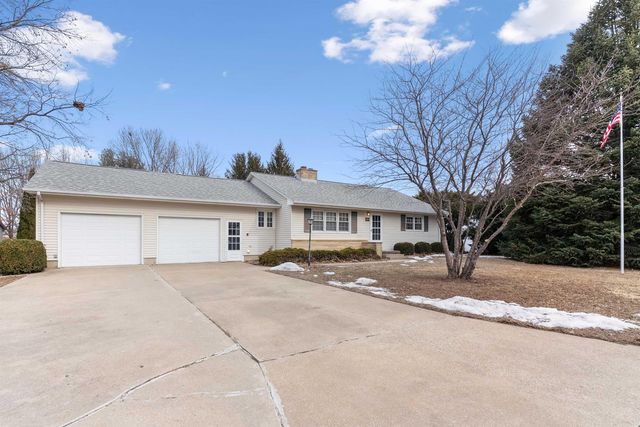 323 Barrick Road, Janesville, IA 50647