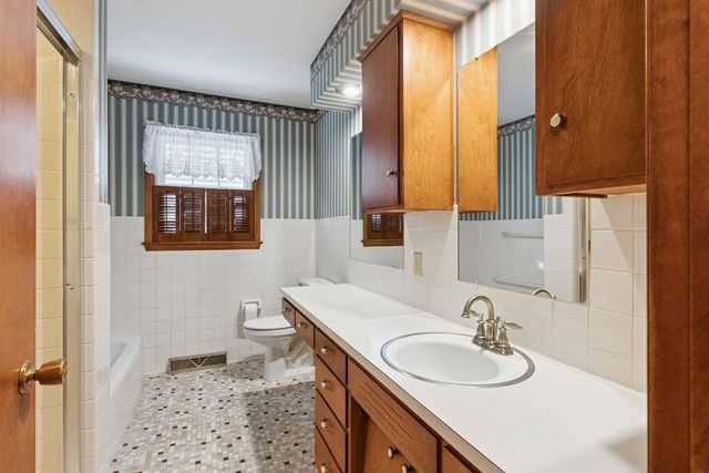 323 Barrick Road, Janesville, IA 50647