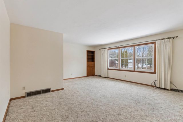 323 Barrick Road, Janesville, IA 50647