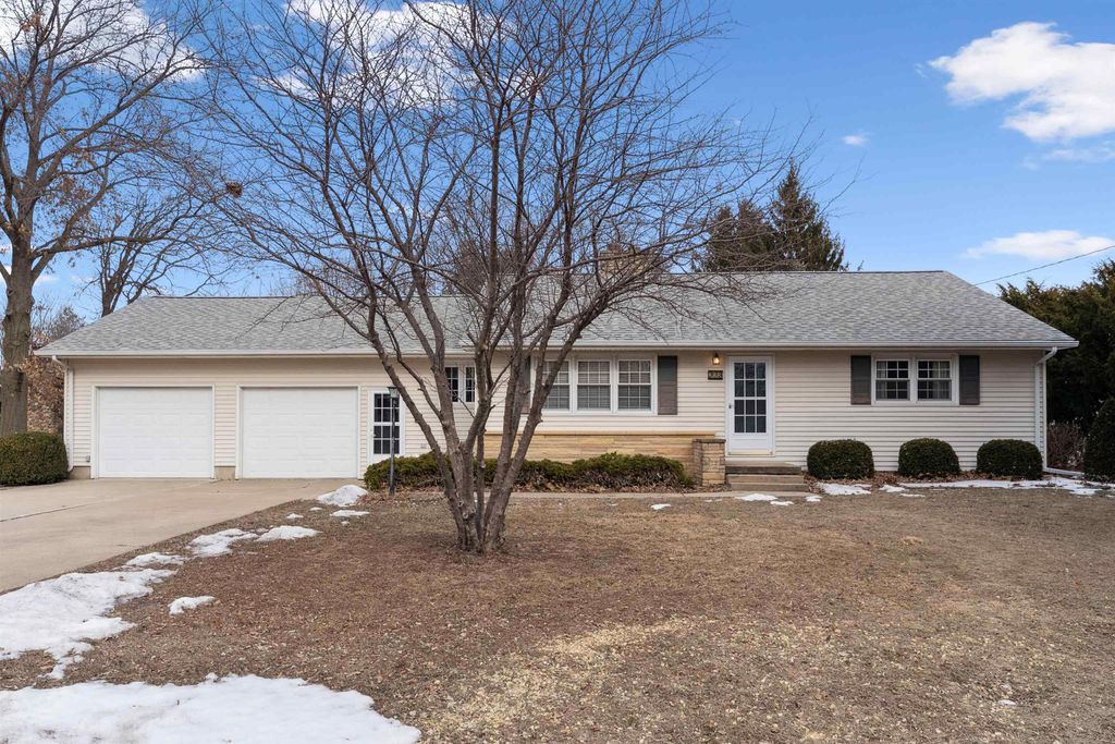 323 Barrick Road, Janesville, IA 50647