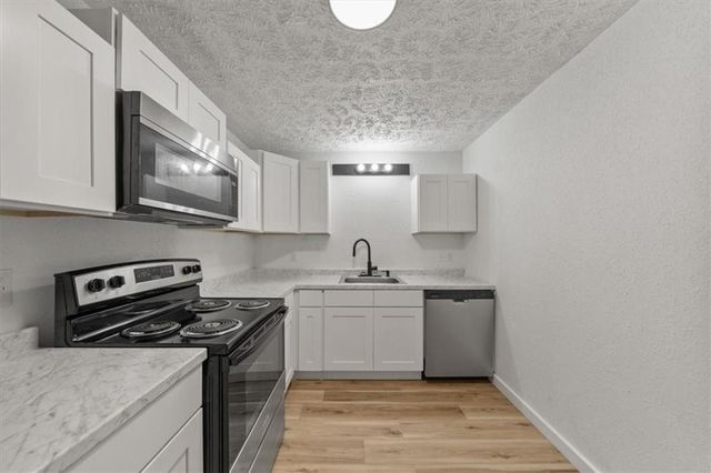 2201 Twin Oaks Drive, Harrisonville, MO 64701