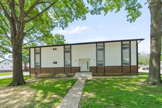 2201 Twin Oaks Drive, Harrisonville, MO 64701