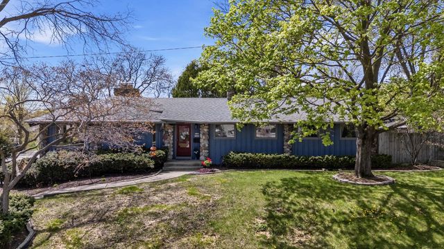 W169N8921 Hoyt DRIVE, Menomonee Falls, WI 53051