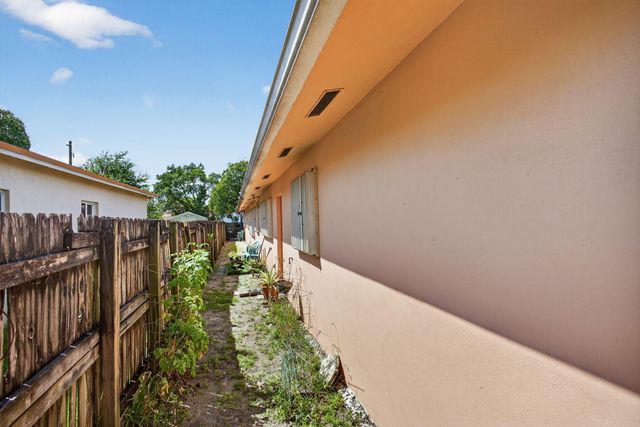 184 SW 2nd Court, Deerfield Beach, FL 33441