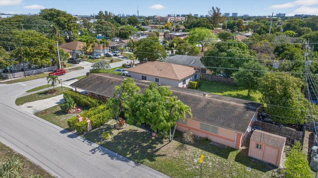 184 SW 2nd Court, Deerfield Beach, FL 33441