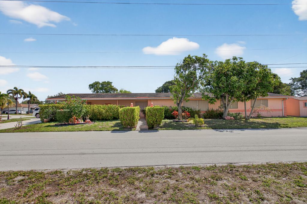 184 SW 2nd Court, Deerfield Beach, FL 33441