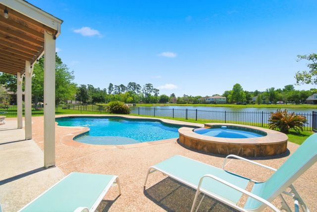 9203 E Lakeside Drive, Magnolia, TX 77354