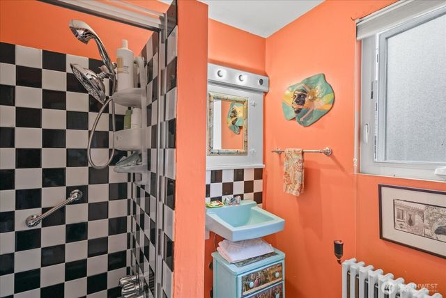 5833 Woodlawn Avenue N, Seattle, WA 98103