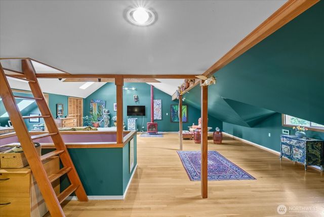 5833 Woodlawn Avenue N, Seattle, WA 98103