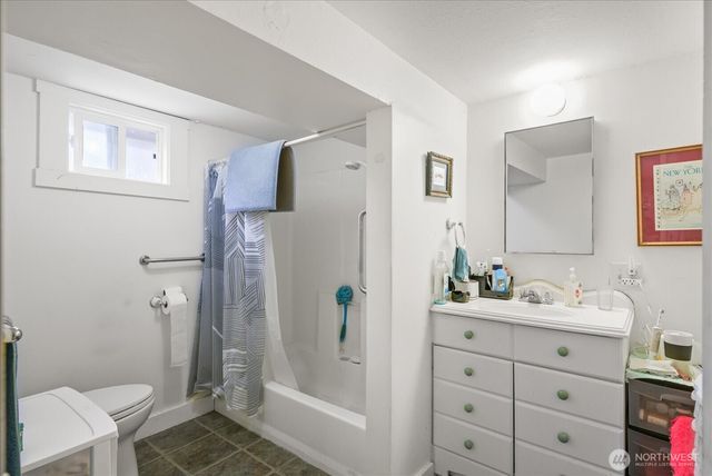 5833 Woodlawn Avenue N, Seattle, WA 98103