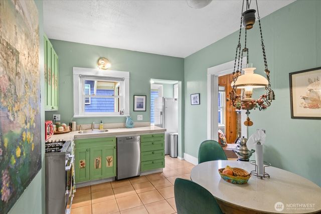 5833 Woodlawn Avenue N, Seattle, WA 98103