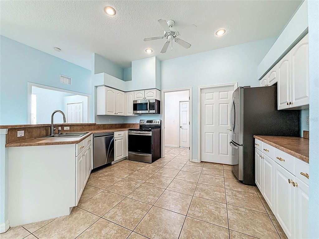 Image 25 of property listing at 12014 TOURNAMENT VIEW AVENUE, New Port Richey, FL 34654