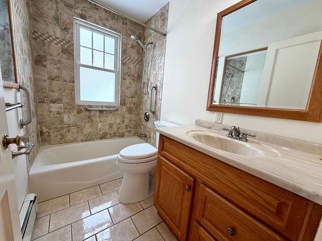 31 Oakley Rd 1, Watertown, MA 02472