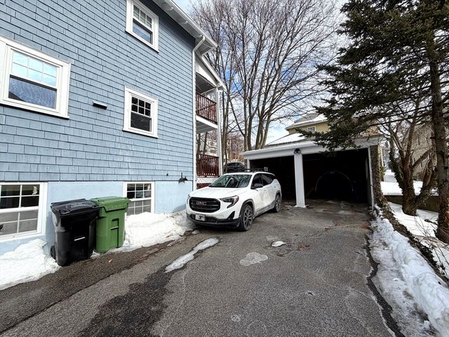 31 Oakley Rd 1, Watertown, MA 02472