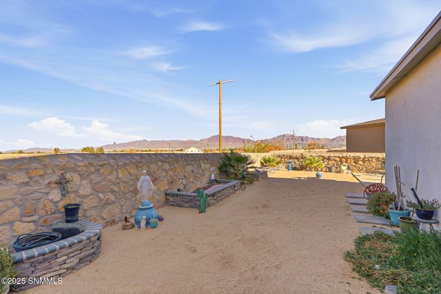 576 La Entrada Circle, Sunland Park, NM 88063