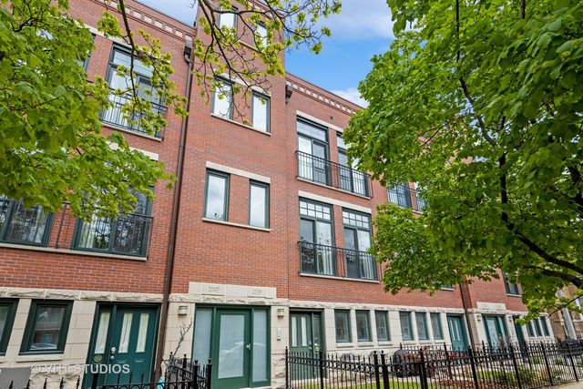2038 W Warner Avenue 103, Chicago, IL 60618
