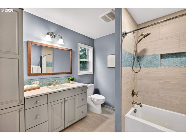 3009 Sw DICKINSON St, Portland, OR 97219