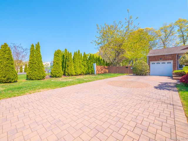 763 Pat Drive, West Islip, NY 11795