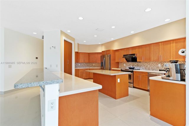 10091 NW 7th St, Plantation, FL 33324