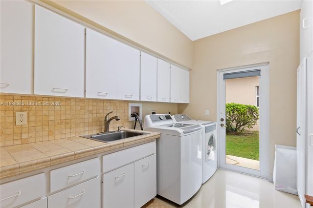 10091 NW 7th St, Plantation, FL 33324