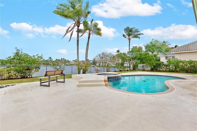 10091 NW 7th St, Plantation, FL 33324