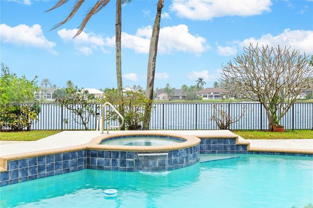 10091 NW 7th St, Plantation, FL 33324