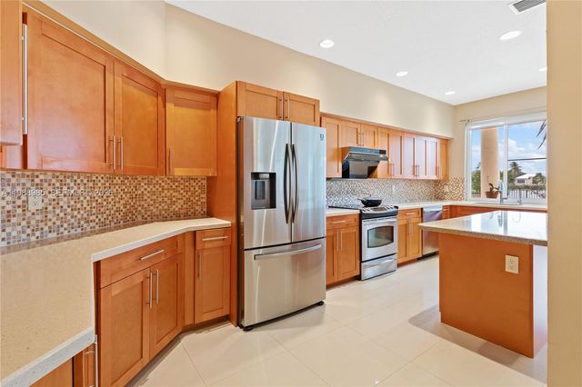 10091 NW 7th St, Plantation, FL 33324