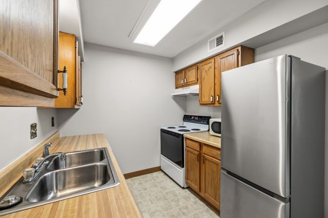 9523 University Avenue 11, Clive, IA 50325