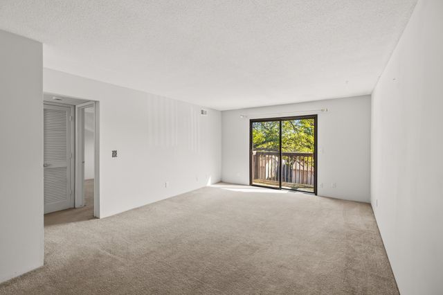 9523 University Avenue 11, Clive, IA 50325