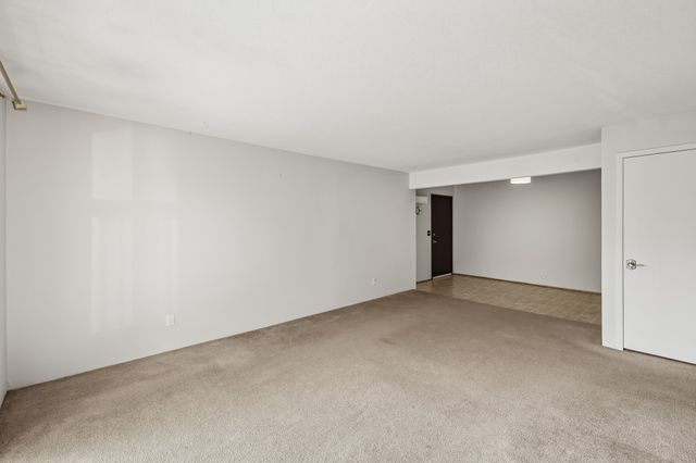 9523 University Avenue 11, Clive, IA 50325