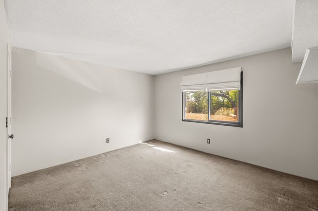 9523 University Avenue 11, Clive, IA 50325