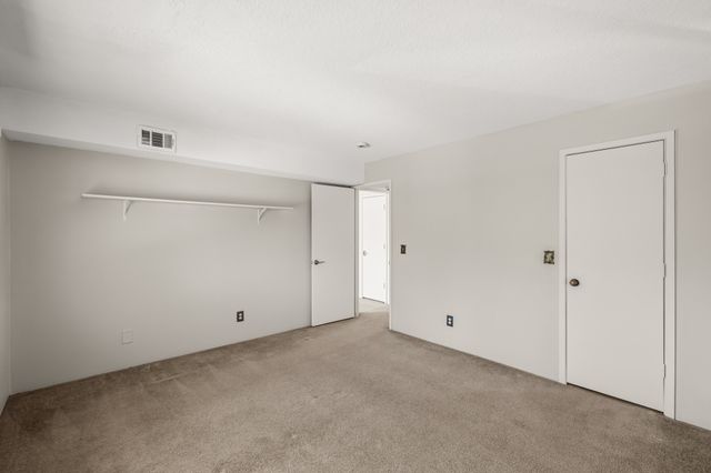 9523 University Avenue 11, Clive, IA 50325